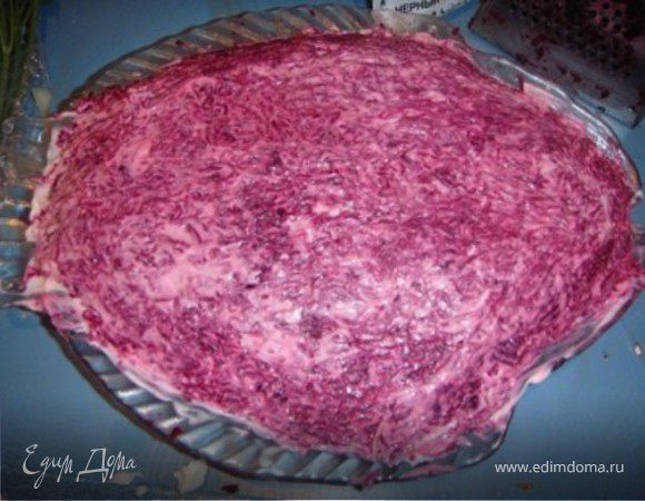 Свеклу отварить до готовности.
Картофель и морковь отварить до готовности.
Затем овощи остудить, почистить. Лук мелко порезать. Если Вы используете горький лук, его надо залить водой и оставить на 10-15 минут. Филе селедки нарезать маленькими кусочками.
Если вы берете целую селедку, то ее надо освободить от костей, филе мелко нарезать. Картофель натереть на средней терке. Морковь и свеклу натереть на мелкой терке. Затем все полученные ингридиенты выложить слоями, смазывая майонезом и заменяя привычные яблоки на ананасы.

