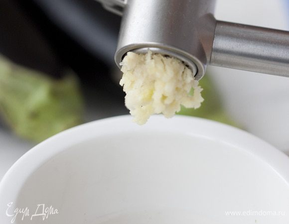 Приготовить заправку: пропустить чеснок через чеснокодавку, соединить с растертыми в ступке семенами кориандра, добавить соль, перец, сок лимона и оливковое масло.