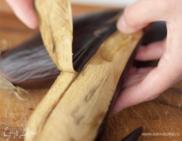 Горячие баклажаны почистить, мякоть мелко порубить.