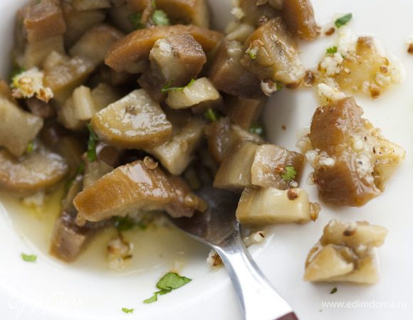 Смешать баклажаны с заправкой, присыпать кинзой.