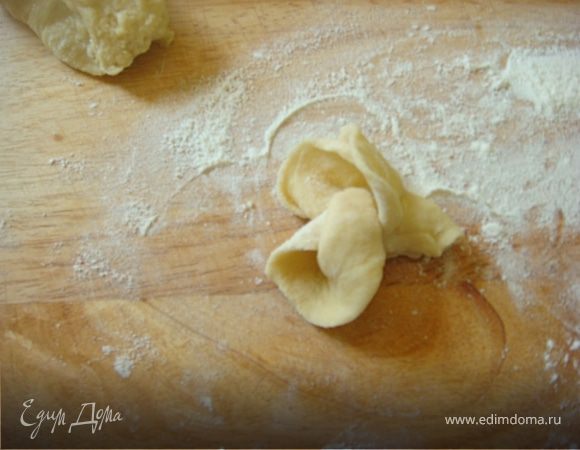 Приступаем к художественному оформлению.
Это сделать просто.
Честно скажу, фотографий именно процесса  оформления мантов не делала, но это так же как делать розочки из теста.
Раскатать тесто, потоньше, чем для мантов. Вырезать рюмкой кружочки и разрезать пополам.
Верхушку нашего кисета- мантов смазать немного яйцом и накладывать полукружии.
Так, вы соберете розочки. Каждый лепесточек перед накладыванием, смазывать яйцом.
Получаем розочки на мантах.
