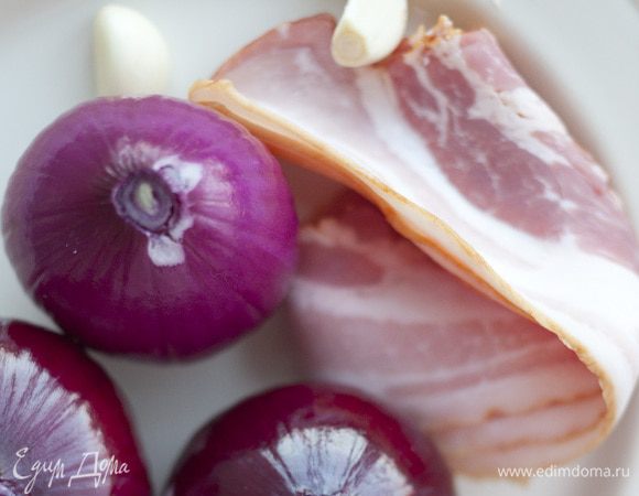 Лук очистить от кожуры, срезать верхушки и донышки так, чтобы луковицы могли стоять. Со стороны верхушки сделать надрез крест-накрест.