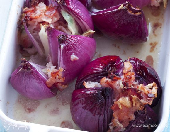 Предварительно размягченное сливочное масло смешать с беконом и чесночной смесью. Полученной массой начинить луковицы.