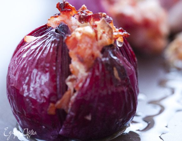 Поставить луковицы на противень. Запекать в разогретой духовке 20−25 минут.