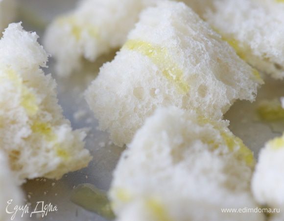 С хлеба срезать корку, мякиш разделить руками на крупные куски, уложить их на противень и сбрызнуть оливковым маслом.