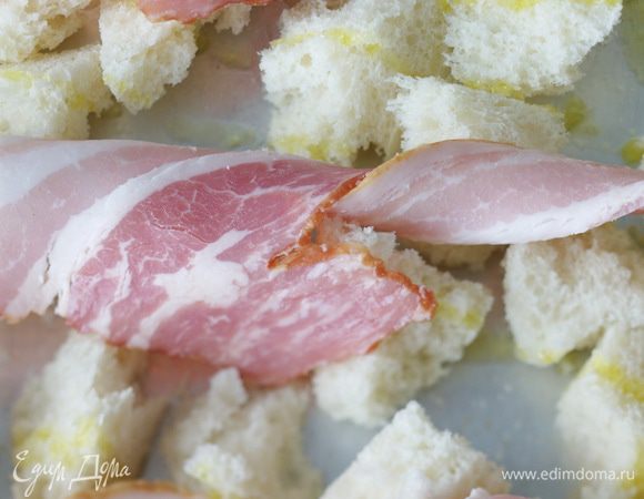 Сверху выложить тонко нарезанный бекон и запекать в разогретой духовке около 10 минут.