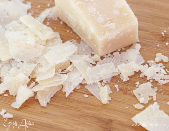 Пармезан натереть хлопьями (можно использовать овощечистку).