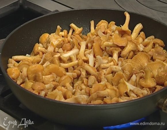 Добавить лисички и как следует их посолить и поперчить (обязательно это делать в самом начале, тогда они, как губка, впитают все запахи). Тушить, не закрывая крышкой, минут 15−20.