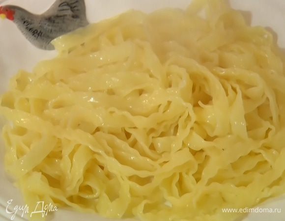 Отварить тальятелле в подсоленной и подмасленной воде, откинуть их на дуршлаг.