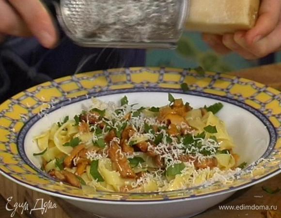 Смешать макароны с грибами, присыпать сыром, петрушкой и сбрызнуть оливковым маслом.
Подавать немедленно.