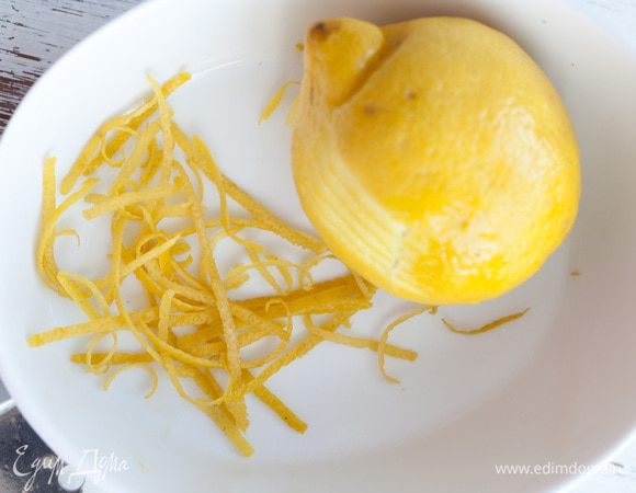 Цедру двух лимонов натереть на мелкой терке, из половинки одного лимона отжать сок.