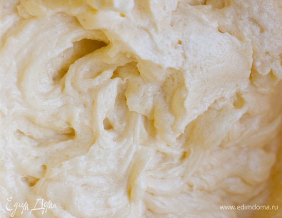 Взбить 150 г сливочного масла вместе с сахаром в светлую воздушную массу.