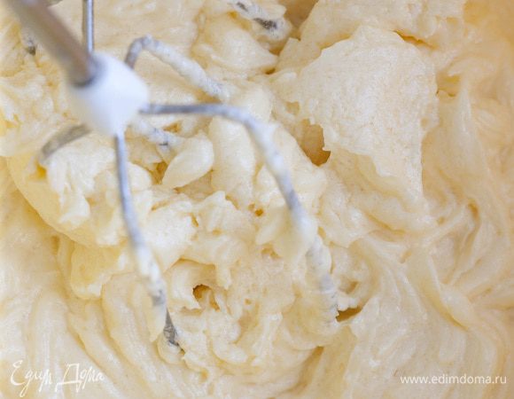 Ввести по одному яйца.