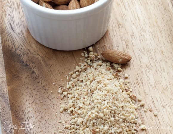 Миндаль измельчить в порошок и перемешать с полученной массой.