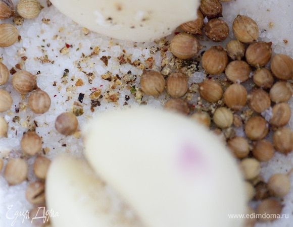 Чеснок почистить и растереть с солью, перцем, кориандром, кинзой и петрушкой.