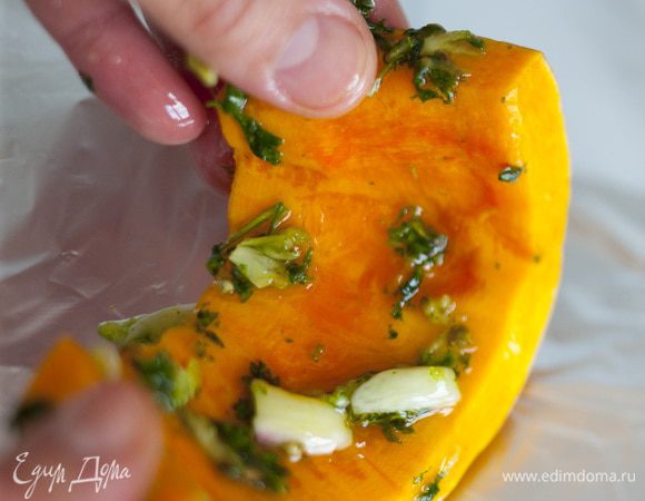 Тыкву разрезать на крупные куски и натереть полученной смесью.