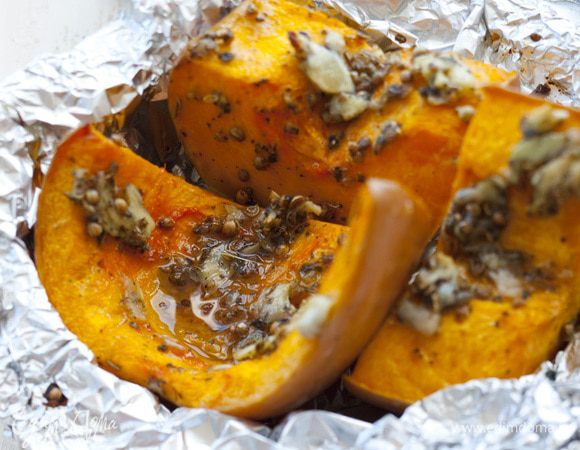 Сделать большой карман из фольги. Положить в него тыкву и запекать в разогретой духовке 30−35 минут.