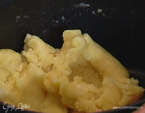 Непрерывно вымешивая, порциями ввести муку и оставить остывать на 2−3 минуты.