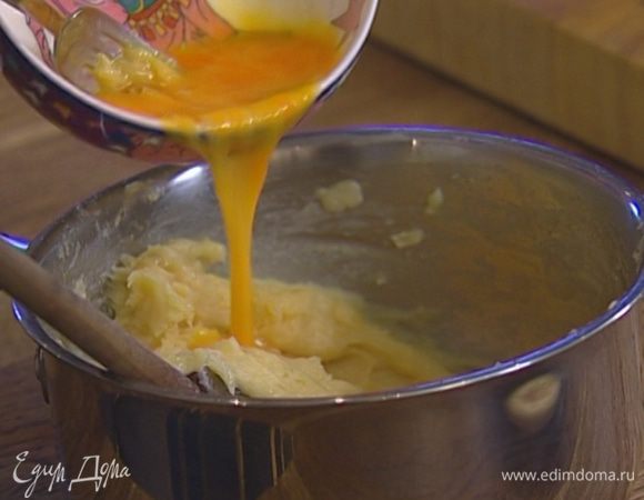 Ввести по одному три яйца. Если консистенция будет слишком крутая — добавить еще одно. Тесто должно получиться гладким и блестящим.