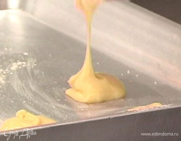 Смазать противень оставшимся сливочным маслом и ложкой выложить тесто в форме шариков на расстоянии 2−3 см друг от друга (можно использовать кондитерский шприц и выдавить «правильные» длинные эклеры).