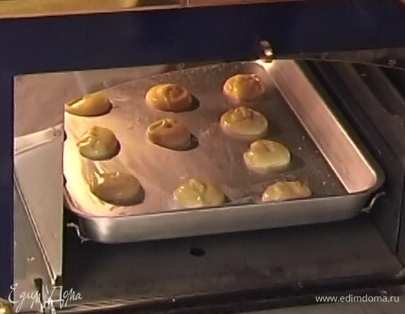 Выпекать 20−25 минут, не открывая духовки, затем уменьшить температуру до 160°С и оставить в духовке еще на 15 минут.