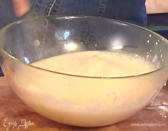 Приготовить крем: венчиком взбить сахарную пудру, желтки и кукурузную муку. Разрезать стручок ванили вдоль, вынуть из него зерна; добавить зерна и сам стручок в молоко и довести его до кипения, затем влить молоко к желткам с мукой и вернуть на огонь. Постоянно помешивая, довести крем до кипения, потом протереть через сито и охладить.