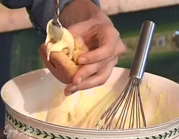 Вынуть эклеры из духовки. Дать остыть и наполнить кремом.