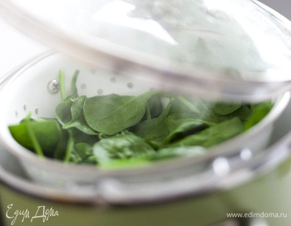 Растопить в сковороде сливочное масло и тушить шпинат на медленном огне не более 2−3 минут.