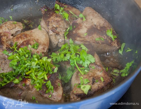 Разогреть в сковороде растительное масло и жарить печень по 1−2 минуты с каждой стороны на сильном огне, затем добавить в сковороду бальзамический уксус и измельченную зелень.