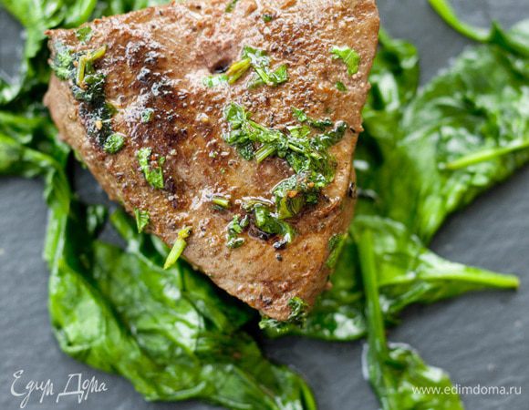 Выложить на тарелки шпинат, сверху — печенку с зеленью и сразу же подавать.