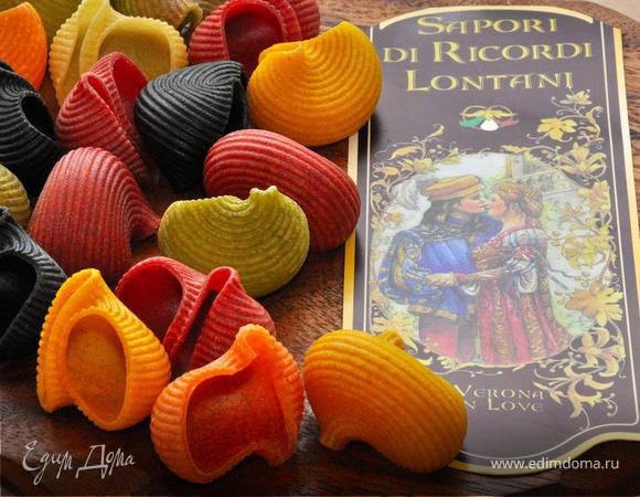 Действие 1. 
Отварить наши восхитительно красивые макароны в подсоленной воде почти до состояния аль денте, около 4 минут, откинуть на дуршлаг и хорошенько промыть холодной водой, после чего разделить на две части и разложить в глубокие миски.
