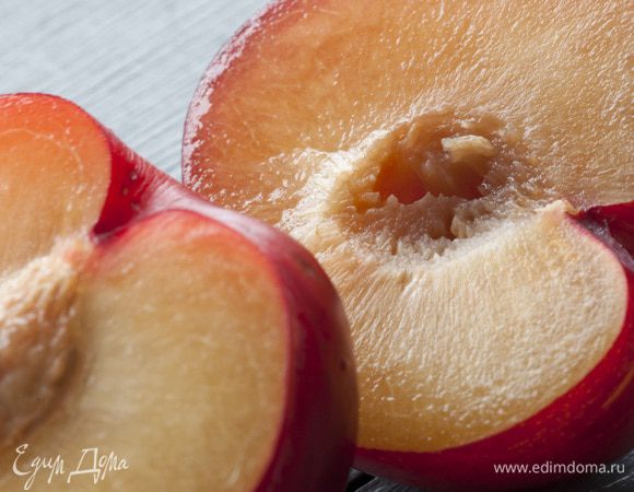 Приготовить соус: сливы разломить пополам и, удалив косточки, слегка потушить на сковороде вместе с сахаром. В последний момент влить 2 ст. ложки алкоголя и снять соус с огня. 