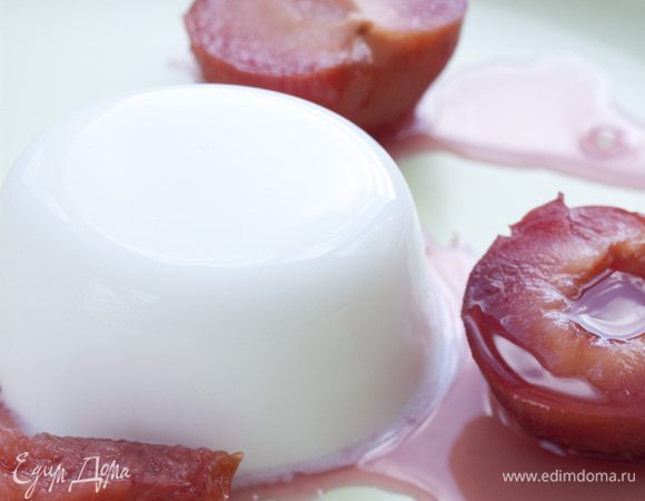 Застывшее желе украсить горячими сливами.