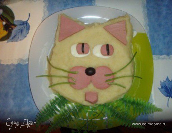 Положить картофель в большую кастрюлю с соленой водой. Накрыть кастрюлю крышкой, довести до кипения и варить, пока картофель не станет мягким, около 20-25 мин.
Слить картошку, вернуть в кастрюлю и сделать пюре давилкой для картофеля.
Растопить масло с молоком в маленькой кастрюльке. Перелить в пюре. Деревянной ложкой взбивать пару минут. Разогреть, если необходимо, и приправить солью и перцем. 
Теперь украшаем как на картинке!
Приятного аппетита!
