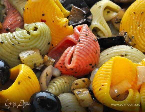 Обжариваем, постоянно встряхивая сковородку и добавляя чуток масла при необходимости. Теперь немного соли и перца и все остальные ингредиенты: шалот, маслины, чеснок и чили. Продолжаем готовить на среднем огне, не забывая перемешивать овощи. После 5-7 минут перекладываем нашу начинку в одну из мисок с нашей цветной пастой и хорошенько все перемешиваем.