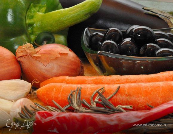 Действие 2. 
Итак, приступим к начинке «Ромео». Сначала очистим баклажан от кожи и нарежем его небольшими кубиками. Маслины разрежем пополам, шалот шинкуем крошкой. Нарезаем мелко чили и чеснок, измельчаем листочки розмарина. На прогретую сковородку добавляем оливковое масло и розмарин, и через полминуты кубики баклажана. 
