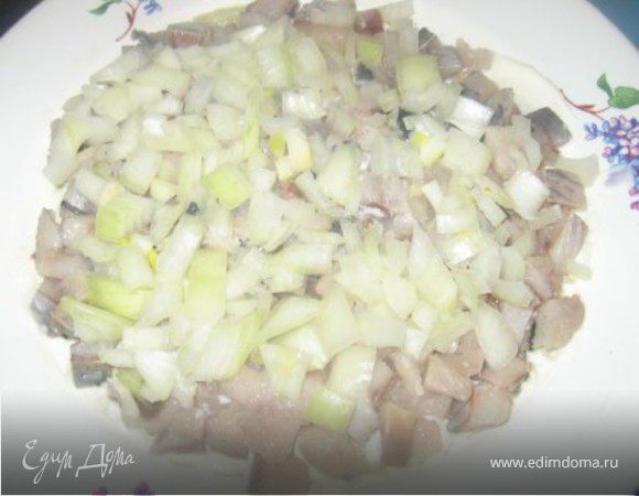 Сначала трем на терке вареный картофель и ложим его как первый слой, затем филе селедки нарезается и заливается на 15 минут апельсиновым соком, но не сильно, я использовал сок половины апельсина, затем свежий вымоченный репчатый лук меко порезанный, потом морковка натертая, потом яйцо и сверху рис, каждые два слоя промазываются майонезом