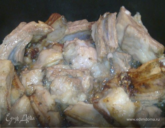 Ребра разделить.Растительное масло раскалить в жаровне.Когда масло раскалиться,выложить ребра в жаровню и обжарить их на медленном огне до золотистого цвета.