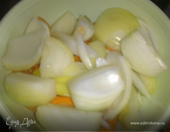 Очистить лук и морковь и нарезать крупными кусочками.Когда мясо будет золотистым добавить к нему лук и морковь.Присолить,попоерчить,добавить приправу для свинины.