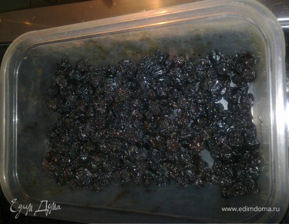 Копченую вишню помыть и замочить в теплой водичке на несколько минут.Когда моркрвка и лук будут почти готовыми,добавить в жаровню копченую вишню и накрыть все крышкой .Оставить тушиться на медленнои огне ,добавив немного любого мясного бульона.минут на зо.