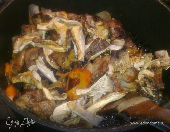 Когда вишня разбухнет,добавить грибы и снова накрыть крышкой на 10 минут.После этого содержимое в жаровне аккуратно перемешать и оставит тушиться еще 10 минут.Перед окончанием прготовления добавить пару лавровых листика и накрыть крышкой еще на 5 минут.