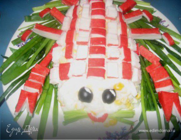 Отварить рис, нарезать не очень мелко банку ананасов, нарезать крабовых палочек, сыр натереть на терке, мелко нарезать репчатый лук. Перемешать, заправить майонезом и приправить специями.
Выкладываем будущего Краб Крабыча, выкладываем порезанные крабовые палочки, оливку для глаз и лук для украшения!
Вот и получился Краб Крабыч!
Приятного аппетита!