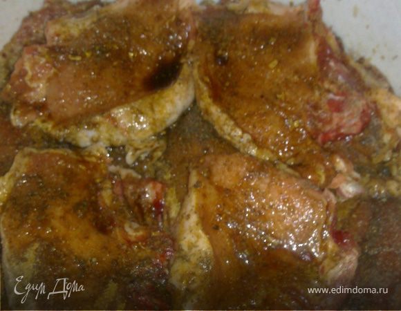 Стейки свинины с косточкой слегка отбить.Приготовить соус .Смешать блендером гочицу,оливковое масло,соевый соус.Чеснок очистить и натереть на мелкую терку.Зелень петрушки и укропа измельчить.чеснок и зелень добавить к маслу ,соевому соусу и горчице.Присолить.Добавить свежемолотый черный перец,желательно крупно молотый.Все хорошо измельчить еще раз в блендере,добавить сок лимона и намного сахара по вашему вкусу.Кждый стейк обильно смазать получившимся соусом,аккуратно сложить в миску и залить оставшимся соусом.Оставить в теплом месте на 30 минут,чтоб мясо пропиталось.