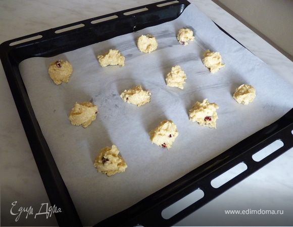 Взбить добела масло и сахар. Ввести яйцо и ванильный сахар.
Добавить муку, разрыхлитель, шоколад и клюкву, перемешать; добавить 2 ст. ложки холодной воды и месить до образования однородной массы.
Ложкой выкладывать тесто на противень, оставляя много места. Печенье увеличится во время выпечки.
Выпекать при температуре 200гр. 20 минут до золотистого цвета.