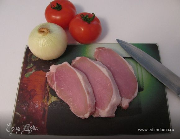 Свинину отбить немного, присолить и приправить специями - замариновать. Если нет готовых отбивных, то можно взять чистую мякоть и нарезать на порции (не слишком толстые) или на косточке (грудинка на ребрышках подойдет), получается одинаково вкусно. У меня в этот раз свинная вырезка. Смесь приправ - та которая вам нравится, я брала смесь для маринада (черный перец, лимон, лук, чеснок,куркума, семена красного перца, петрушка), если нет, то можно обойтись просто солью и черным перцем. Дать мясу полежать около 1 часа.