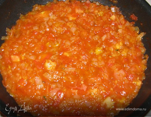 Лук и помидоры нарезать не крупно кубиками. Обжарить на растительном масле сначала лук, добавить томатную пасту и затем, помидоры. Все перемешать и тушить еще около 5 минут. Воду не добавляйте, смесь не должна быть слишком жидкой. Добавить соль, перец, смесь из итальянских приправ (по желанию).