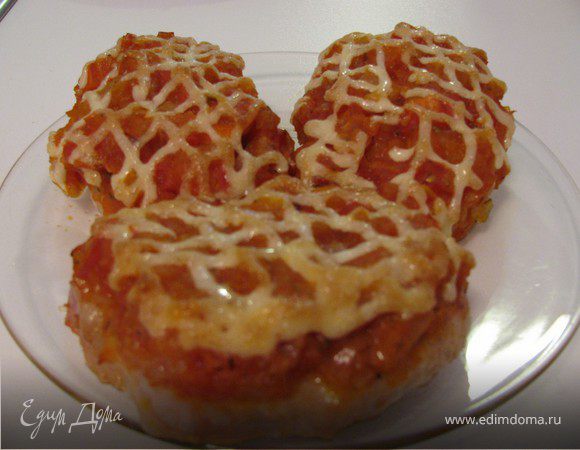 Разогреть духовку до 160С и приготовить противень. Обжарить отбивные на среднем огне до золотистой корочки с обеих сторон. Выложить на противень, сверху на отбивные выложить нашу "шубу" и украсить майонезом. Запекать в духовке 20-25 минут. Приятного аппетита!!!