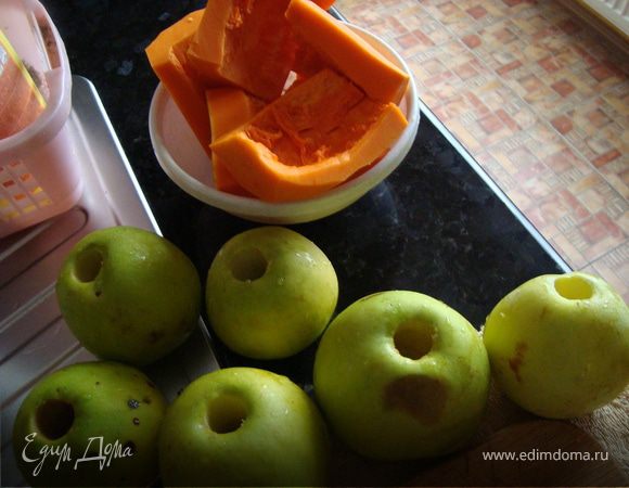 Берем яблоки моем,сушим,удаляем при помощи специального приспособления для удаления сердцевины яблока ,сердцевину из наших яблок.Получается в яблоке сквозное круглое отверстиуеТыкву очищанм от кожуры,нарезаем порционными кусочками толщиной 1 см а диаметром по объему яблока.