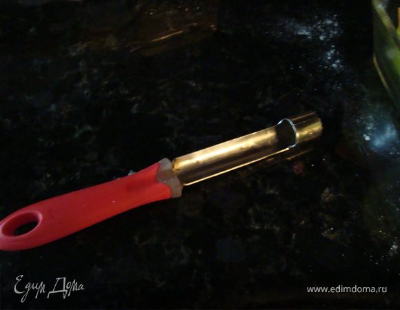 Изюм моем,просушиваем,курагу немного замачиваем в теплой водичке,затем отжав ,мелко нарезаем.Берем яблоки,нарезаем вдоль на 3 колечка ,выкладываем в жароупорную посуду с бортиком.Изюм и курагу перемешиваем с небольшим количеством сахара и выкладываем в отверстие в яблоке.Сверху кладем кусочек тыквы,немного присыпаем сахаром и корицей.Затем снова яблоко и вотверстие выкладываем курагу с изюмом,присыпаем сахаром и корицей,тыква сверху,так же присыпать сахаром и корицей и верхушку яблока.