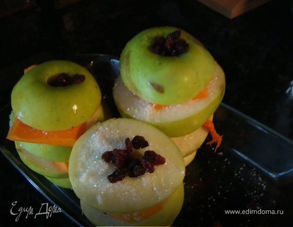 Так сделать со всеми яблоками,взбрызнуть их лимонным соком и поставить в разогретую до 220 градусов духовку запекаться.Через 25 мин вынуть из духовки,присыпать обильно сахарной пудрой и снова на 5-7 мин поставить в духовку